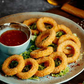 Crispy breaded onion rings with dipping sauce